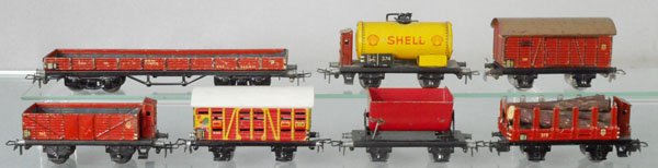 7 MARKLIN FREIGHT CARS: HO ga, 386, 365, 362, 372, 374, 381, 391, all have playwear, 372 is C7-8, rest C4-5.