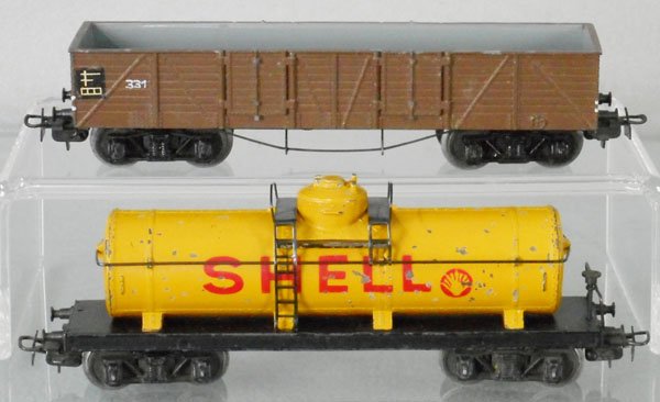 2 MARKLIN FREIGHT CARS: HO ga, 331 hopper, 334 Shell tank, chipped, C4-5.