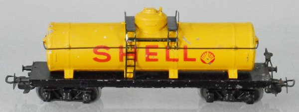 MARKLIN 334 SHELL TANK CAR: HO ga, some chips, some pimpling under paint, C5-6.