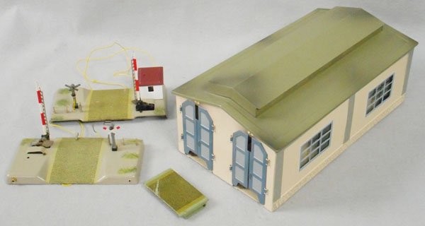 2 MARKLIN ACCESSORIES: HO ga, 7057 crossing, 7029 engine house, C8-9.