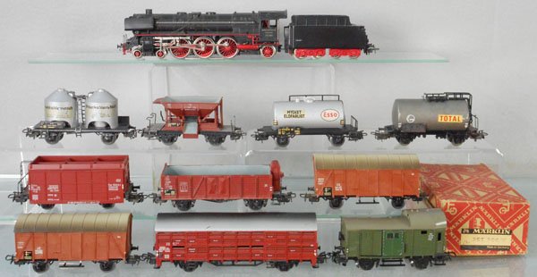 MARKLIN TRAIN SET: HO ga, F800 loco & tender, some touch up on loco’s red trim, w/10 freight cars, decal wear on 3 tank cars, both box cars warped, chip on side of hopper, stock car roof warped, w/1 worn orig box only