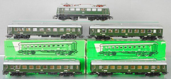 MARKLIN TRAIN SET: HO ga, 3040 German electric loco w/4 #4037 express coaches, orig car boxes only, minor wear, loco C5, cars C8.