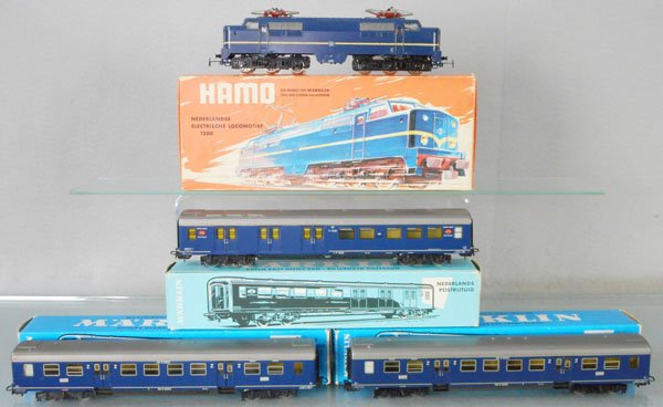 MARKLIN DUTCH TRAIN SET: HO ga, Hamo 8351 Dutch electric loco, converted to Marklin 3051 3-rail, w/cars 4049, 4049 & 4048, orig boxes minor wear, C7-9.