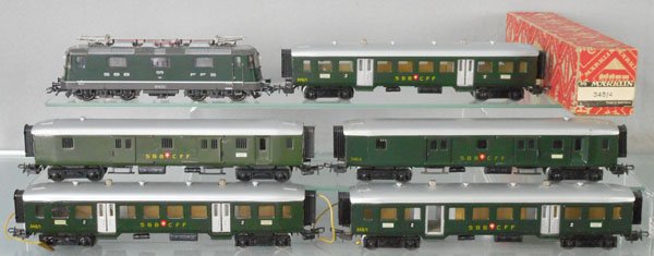 MARKLIN SWISS TRAIN SET: HO ga, Swiss electric loco w/2 #348/4 baggages, w/1 orig box, 3 #348/1 coaches, C7-8.