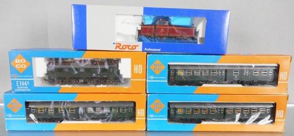 ROCO TRAIN LOT: HO ga, 2-rail, 4130 electric loco, 63940 diesel loco, w/3 coaches 4250, 4252 & 4254, orig boxes & inserts minor wear, C8-9.