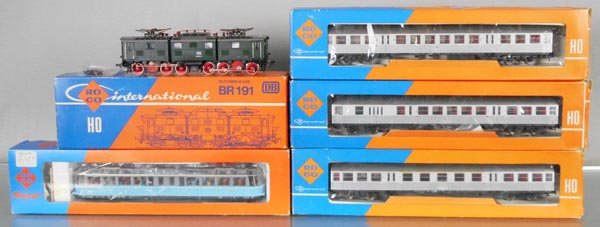ROCO TRAIN SET: HO ga, 2-rail, 4139 electric loco w/coaches 4264, 4265 & 4266, w/43525 railcar, orig boxes & inserts minor wear, C9-10.