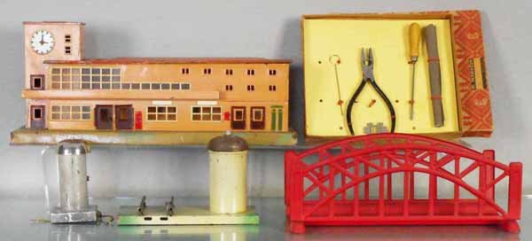 5 MARKLIN ACCESSORIES: HO ga, 418 City Station, missing antenna, 397/1 tool kit, missing tweezer & file, w/orig box & insert, electric & mechanical bells, bridge, C4-6.