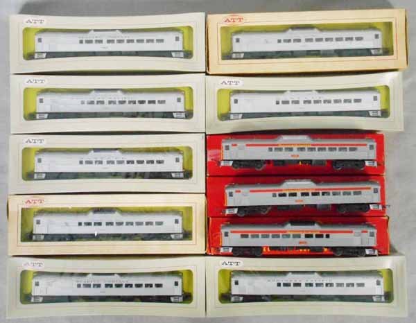 11 TRIANG/ATT BUDD CARS: HO ga, 2-rail, 3 Triang 352 powered locos, 8 ATT trailers, orig boxes, 6 are factory sealed, C8-10.