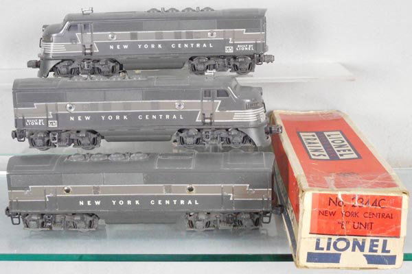 LIONEL 2333 NYC ABA DIESELS: O ga, 2333P power unit, 2344C B unit, 2333T, screen tops w/handrails, 1 rough orig box only, C7.