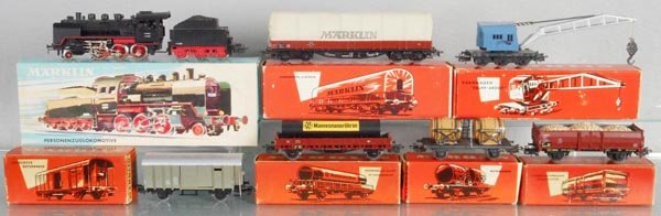 MARKLIN TRAIN SET: HO ga, 3003 loco & tender w/cars 4611, 4517, 4616, 4510, 4603, 4605, orig boxes minor wear, 1 missing 1 flap, C8-9.