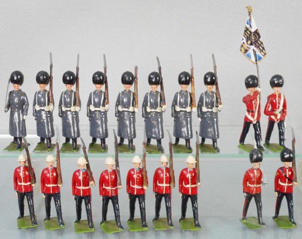 BRITIANS LOT: 8 pcs from Set 312 Grenadier Guards in Winter Cloaks, 7 pcs from Set 1633 Princess Patricia’s Canadian Light Infantry, 4 pcs from Set 2084 Color Party of Scots Guards, 1 replaced rifle arm, 1 missin