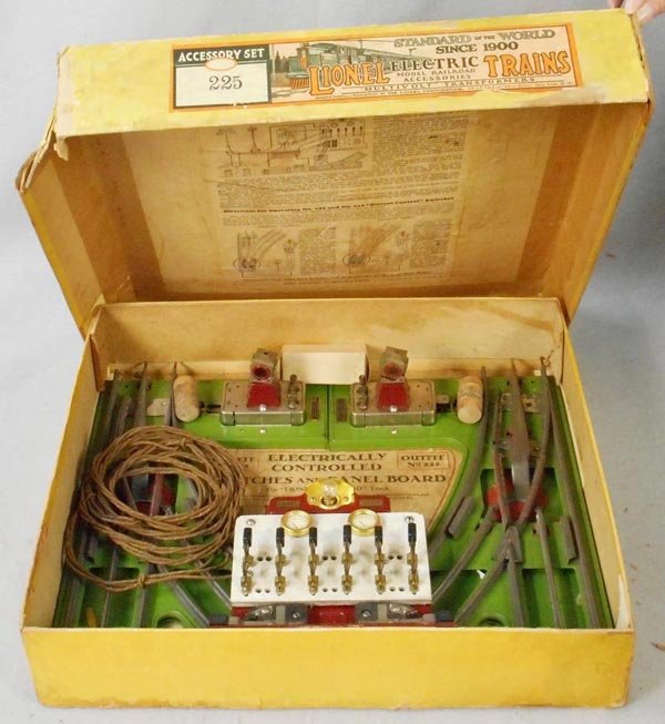 LIONEL 225 ACCESSORY SET (1 of 1)