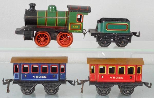 BING VEDES TRAIN SET: O ga, loco & 2 coaches, windup working, 1 car has paint scrape on roof, C6-7.