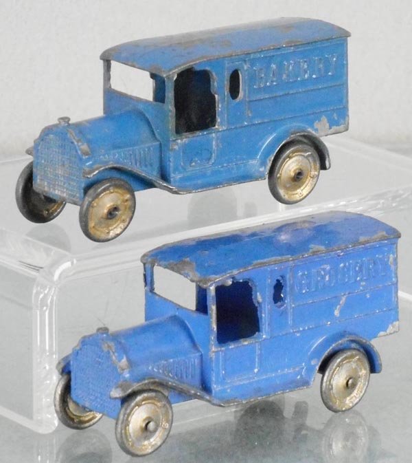 2 TOOTSIETOY 4630 FEDERAL VANS: Grocery, Bakery, missing front fender tips, C4-5.