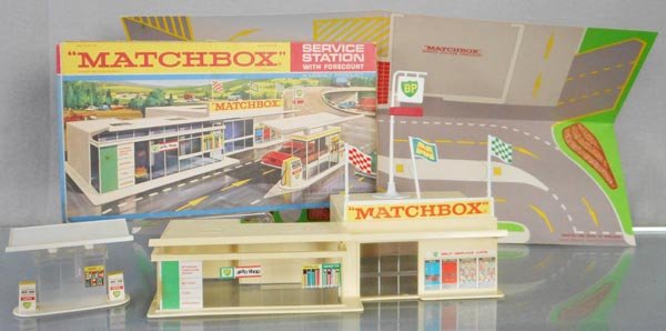 MATCHBOX MG1C1 SERVICE STATION SET (1 of 1)