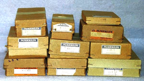 MARKLIN ACCESSORIES: 2 #747 lamp posts; 7050 cross: MARKLIN ACCESSORIES: 2 #747 lamp posts; 7050 crossing sign; 6 #3600J markers; 446/2 distance signal; 3600 EKS signal; 446/41 signal; 446/3 distance signal; 446/11 semaphore; 7039 semaphore; 446/13 sem