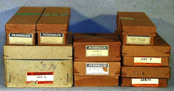 MARKLIN ACCESSORIES: 4 #7046 lamp posts; 443G sema: MARKLIN ACCESSORIES: 4 #7046 lamp posts; 443G semaphore; 3600 EKS signal; 446/1 distance signal; 2 #7048 lamp posts; 446/11 signal; 446/12 signal, obs minor wear, C7-10.