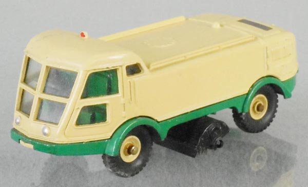 DINKY 596 LMV STREET SWEEPER: oxidation on axles, C7-8.