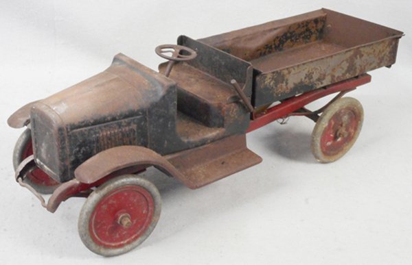 BUDDY L HYDRAULIC DUMP TRUCK: painted pressed steel, 24 in long, w/overall oxidation, for restoration, C2.