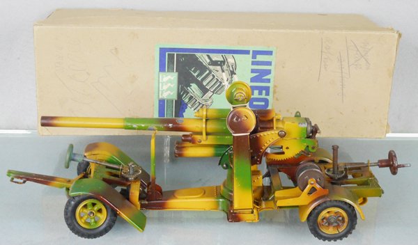 LINEOL 1230 MOBILE 88mm CANNON: handpainted tin, 15 in long, wheel sets are removable for gun placement, front die cast control knob replaced, orig box minor wear, C7-8.