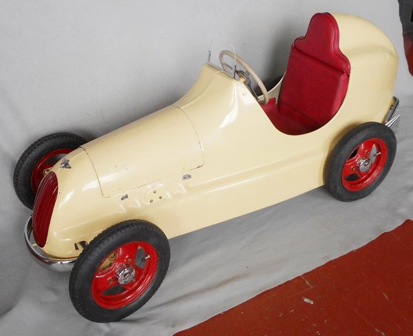 TRIANG AUSTIN PATH FINDER PEDAL CAR (1 of 2)