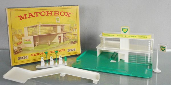 MATCHBOX MG1B2 SERVICE STATION & GARAGE (1 of 1)