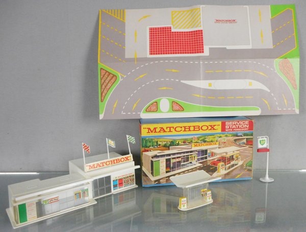 MATCHBOX MG-1C1 SERVICE STATION W/FORECOURT (1 of 1)