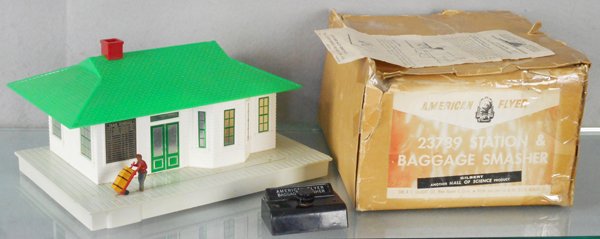 AMERICAN FLYER 23789 STATION & BAGGAGE SMASHER (1 of 1)