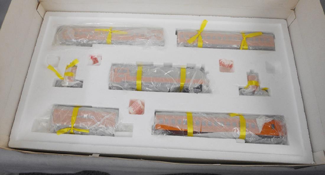 LIONEL 1988 HIAWATHA TRAIN SET: O ga, loco, tender & 3 cars, appears to be unopened, orig box & insert minor wear, C10.