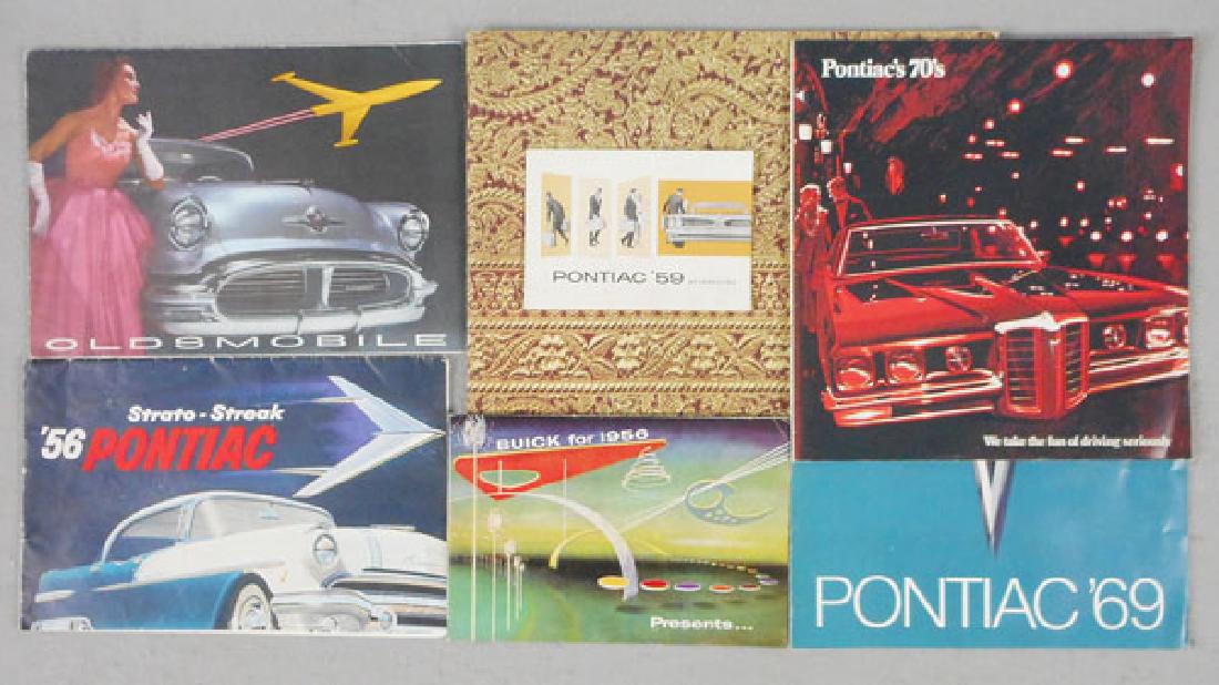 32 CADILLAC, OLDSMOBILE & PONTIAC BROCHURES (1 of 1)