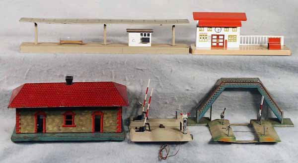 KIBRI ACCESSORIES: HO ga, Platform, 15 in; Station w/Platform, 9 in; 2 Crossing Gates; Walkover Bridge, 10 in; w/Bing Station, 9 1/2 in, C4-6.