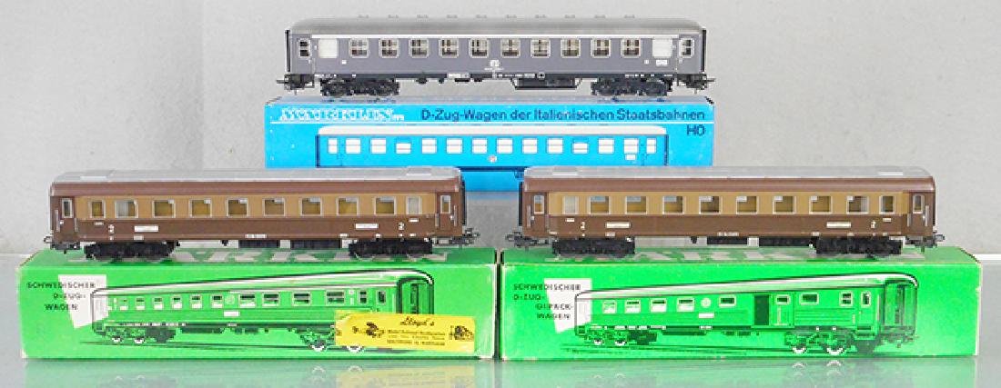 3 MARKLIN ITALIAN PASSENGER CARS (1 of 1)