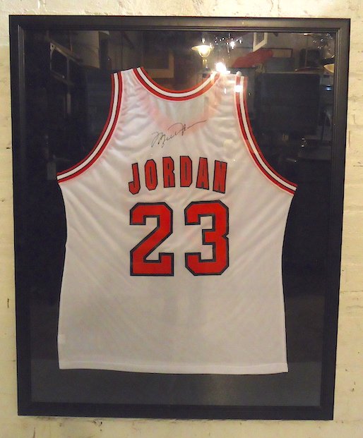 Micheal Jordan Jersey Signed (1 of 5)
