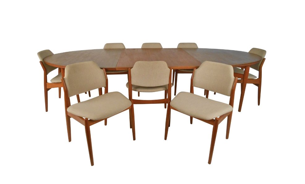 Arne Vodder Teak Dining Set with Eight Chairs for Sibast: Teak Danish modern six-leg table and eight matching chairs by Arne Vodder for Sibast. Measure: Oval table expands from 78" to 117" with two leaves. Perfect large-scale dining set with eight seats for