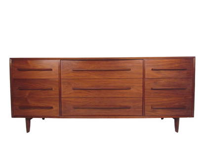 Mid Century Modern Widdicomb Bedroom Dresser: This stunning Mid-Century bedroom dresser features the rich natural finish and sculpted drawer pulls in the style of the George Nakashima "Origins" line, utilized so beautifully. Sculpted triangular l