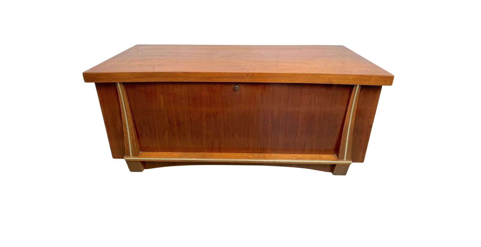 Mid-Century Cedar Chest By Cavalier: Discover the perfect blend of beauty and functionality with this exquisite cedar chest by Cavalier. Crafted with premium cedar wood, this chest not only offers ample storage space for blankets,