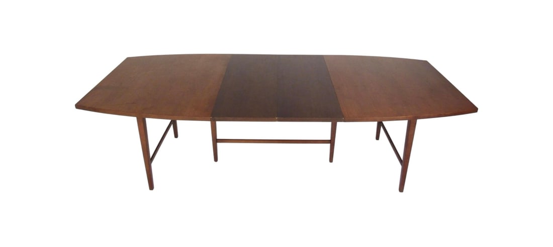 Paul McCobb Planner Group Mid-Century Expanding Dining Table: Paul McCobb Mid-Century Modern dining table. A stunning table designed by Paul McCobb for his Planner Group line for Winchendon Furniture featuring a sleek midcentury design, a unique boat-shaped top