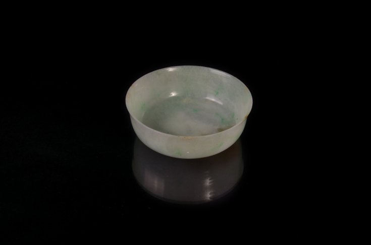 A JADEITE BRUSHWASHER: RINCE-PINCEAUX EN JADEITECHINE, DYNASTIE QING (1644-1911)Rare rince-pinceau en fine jadéite à délicates nervures verte, le col légèrement évasé reposant sur un pied court.Hauteur : 4,5 cm. (13/
