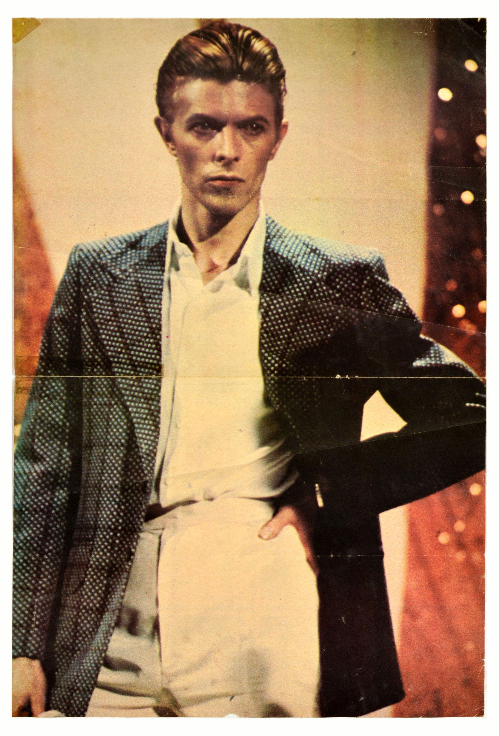 Advertising Poster David Bowie The Man Who Fell To Earth Fan Magazine: Original vintage poster and magazine page from Fan magazine, featuring an image of the influential musician David Bowie (David Robert Jones; 1947-2016) dressed in a grey jacket holding his hand on his