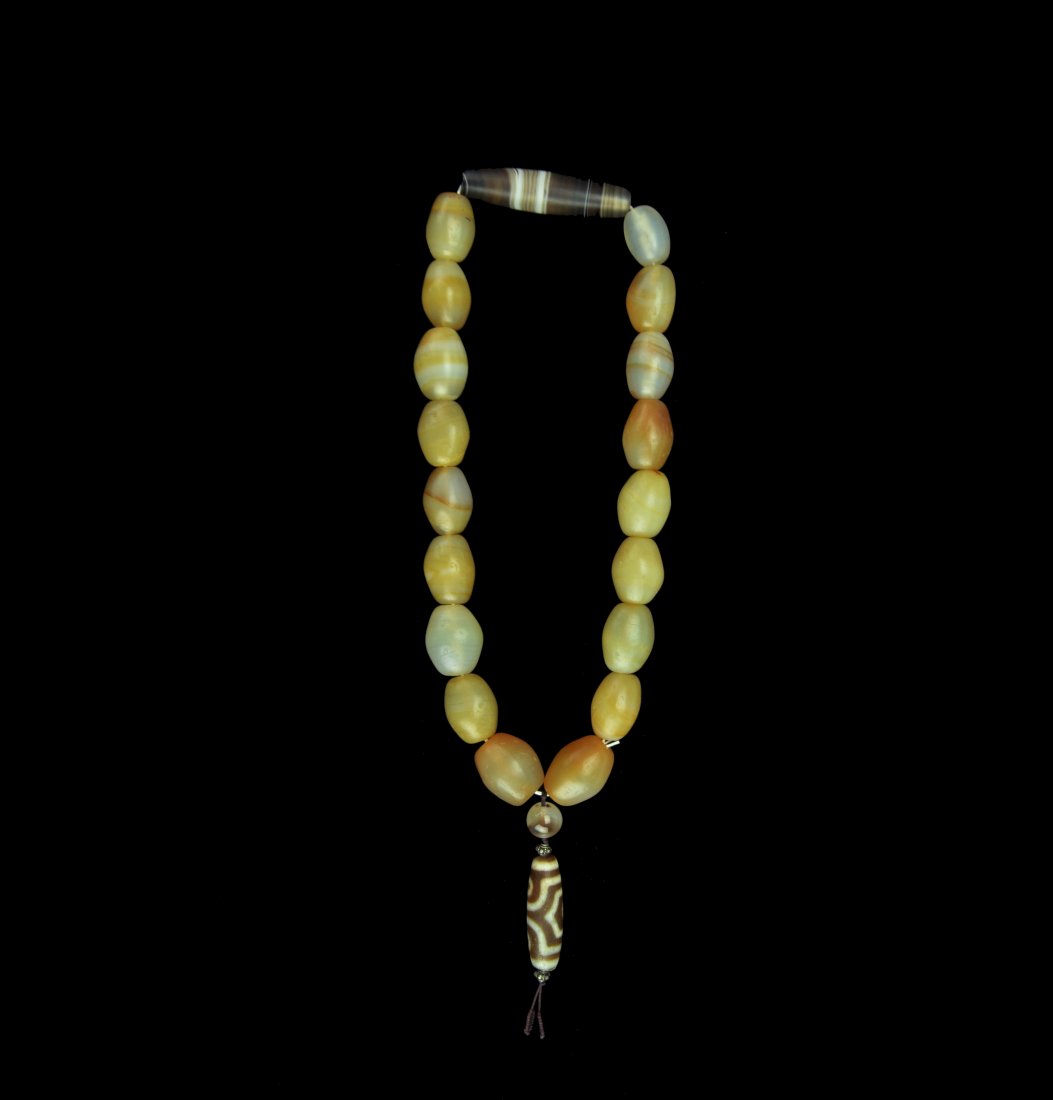 An agate beads bangle: An agate beads bangle, lg. to 2 1/4 in.