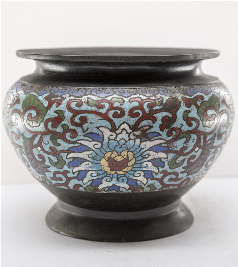 CHINESE CLOSIONNE JAR WITH MARKER: Chinese Closionne Jar. Marker of Quande of Ming Dynasty on the Bottom. Ht. 6 1/2 in.