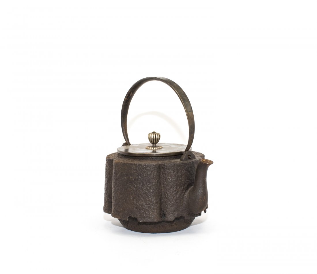 A JAPANESE IRON TETSUBIN: Japanese Iron Tetsubin. Overall ht. 8 3/4 in.