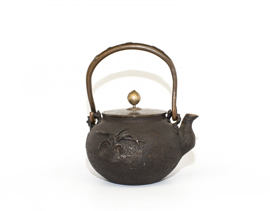 A JAPANESE IRON TETSUBIN: Japanese Iron Tetsubin. Overall ht. 8 3/4 in.
