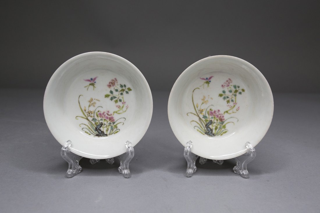 A PAIR OF SMALL FAMILLE-ROSE DISHES (1 of 2)