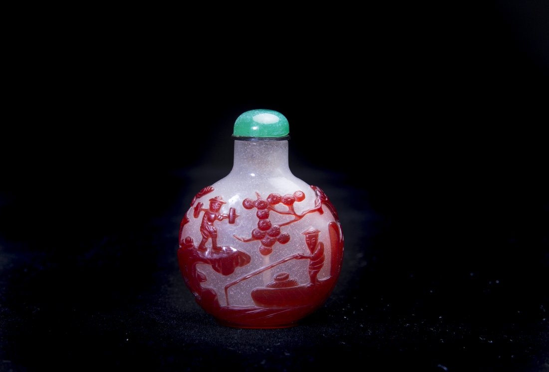 A PEKING GLASS SNUFF BOTTLE (1 of 3)