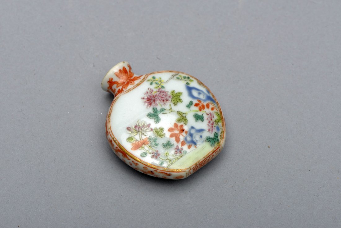 A FAMILLE-ROSE SNUFF BOTTLE (1 of 4)