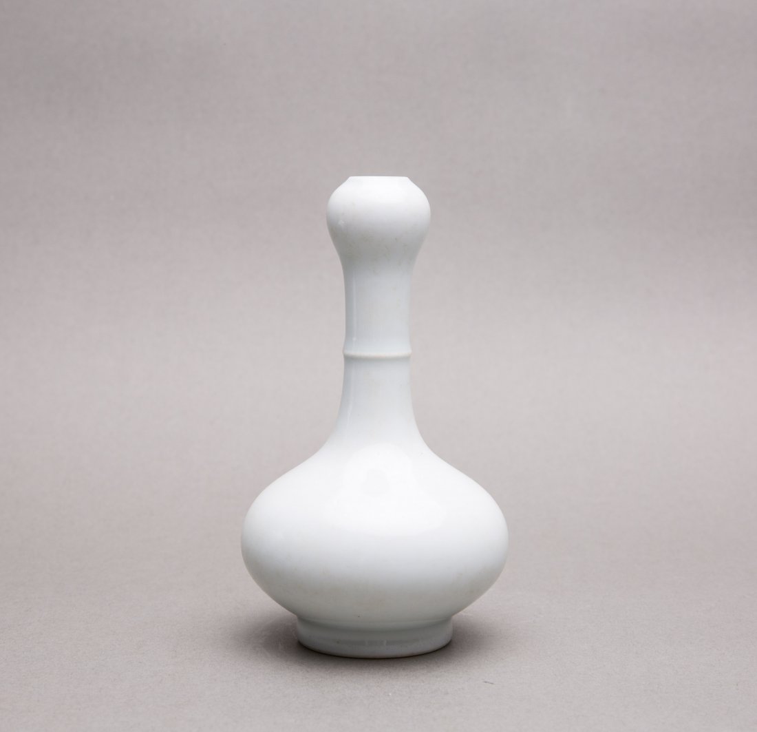 A CELADON GLAZED GARLIC-HEAD VASE (1 of 4)