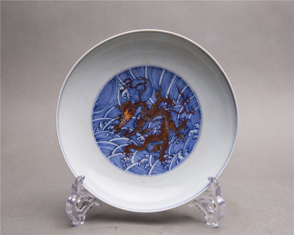 AN IRON-RED-DECORATED BLUE AND WHITE DRAGON DISH (1 of 3)