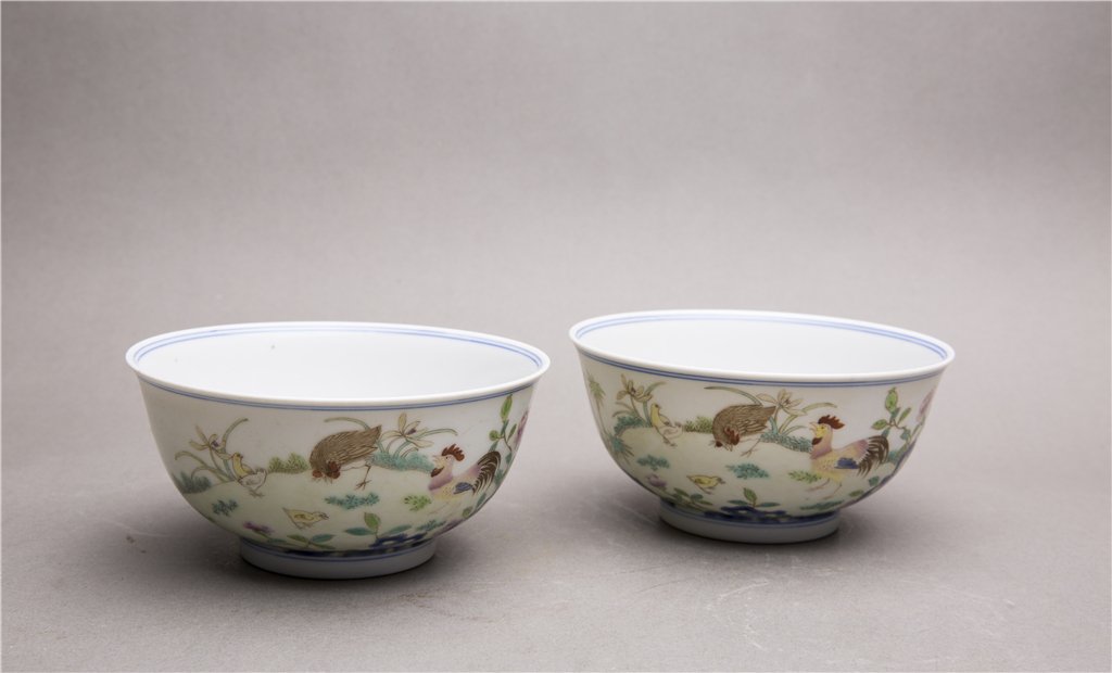 A PAIR OF FAMILLE-ROSE CHICKEN BOWLS (1 of 3)
