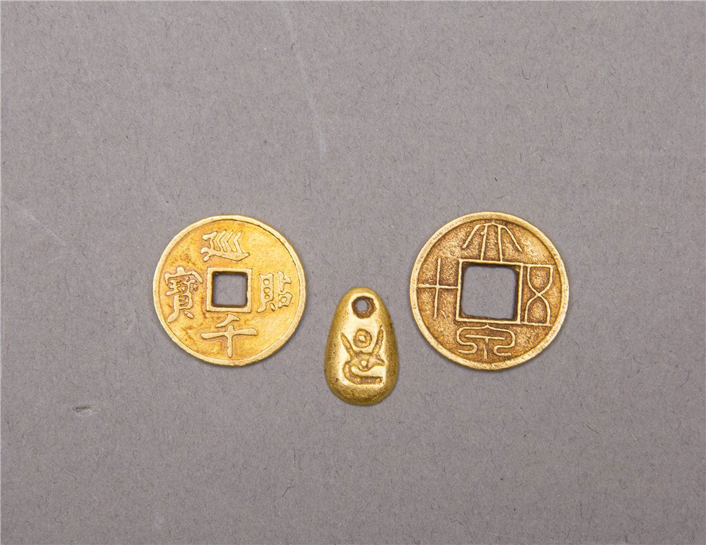 A SET OF THREE OLD CHINESE GOLD COINS (1 of 3)